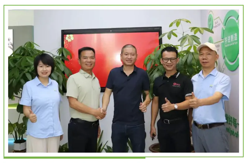 Los compradores de Vietnam visitan SPOTLESS: “Mr. 4 Seconds” y las pequeñas cosas que importan